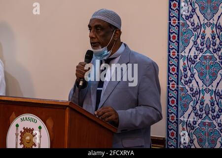 NEW YORK, NY - 23 AVRIL : Ray Rizwan Rafeek s'adresse à la congrégation à la mosquée Masjid AR-Rahman le 23 avril 2021, dans le quartier Queens Village du quartier Queens de New York. M. Eric Adams, président du quartier de Brooklyn et candidat à la mairie de New York, s'est joint aux musulmans adorateurs de la mosquée Masjid AR-Rahman pour le vendredi Maghrib (prière islamique au coucher du soleil) et le repas Iftar mangé par les musulmans après le coucher du soleil le 11ème jour du Ramadan. Banque D'Images