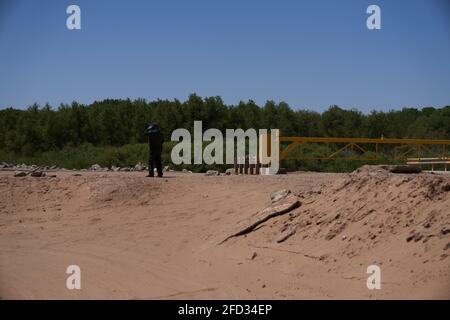 Yuma, Arizona, États-Unis. 23 avril 2021. Un agent de la patrouille frontalière des États-Unis travaille près du mur frontalier des États-Unis avec le Mexique à Yuma, en Arizona. Crédit : Allison Dinner/ZUMA Wire/Alay Live News Banque D'Images