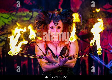 Spectacle de cirque des horreurs, Anastasia IV, au cours d'une séance d'entraînement et de répétition à Wookey Hole, Somerset, en vue du retour des spectacles en direct. Date de la photo: Vendredi 23 avril 2021. Banque D'Images