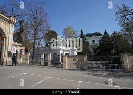 Prague, République tchèque - avril 23 2021 : l'ambassade de Russie à Prague pendant la crise diplomatique après que la République tchèque ait ordonné à la Russie de retirer les diplomates A. Banque D'Images