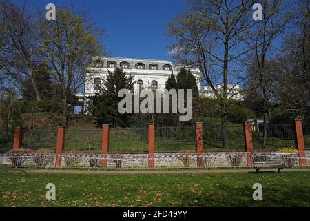 Prague, République tchèque - avril 23 2021 : l'ambassade de Russie à Prague pendant la crise diplomatique après que la République tchèque ait ordonné à la Russie de retirer les diplomates A. Banque D'Images