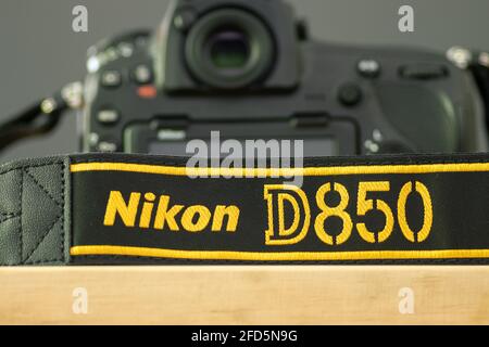 Galle, Sri Lanka - 02 17 2021: Nikon D850 DSLR et courroie d'appareil photo sur table en bois gros plan, tout nouveau logo Nikon brodé en jaune dans un noir ribob Banque D'Images