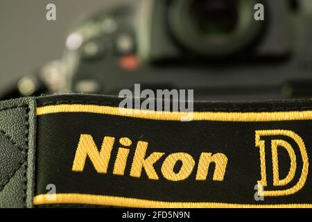 Galle, Sri Lanka - 02 17 2021: Nikon série D DSLR et dragonne sur table en bois gros plan, tout nouveau logo Nikon brodé en jaune dans un noir Banque D'Images