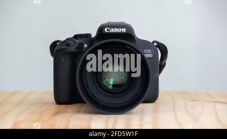 Galle, Sri Lanka - 02 18 2021: Canon EOS 800D également connu sous le nom de Rebel t7i reflex numérique et le macro objectif de 100 mm monté vue avant, sur une table en bois, Banque D'Images
