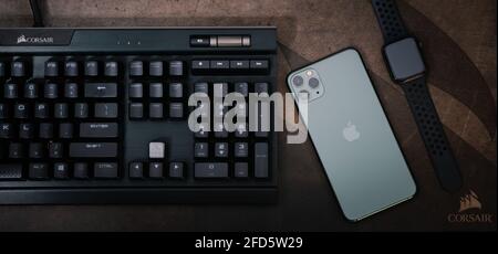 Galle, Sri Lanka - 02 19 2021 : Apple iPhone 11 pro max, clavier mécanique corsair k95 Platinum RGB et montre Apple sur un long coussinet de souris corsair overh Banque D'Images