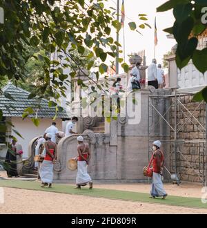 Anuradhapura, Sri Lanka - 03 31 2021: Jaya Sri Maha Bodhi site du matin, les batteurs se rassemblent avant les rituels du matin. Banque D'Images