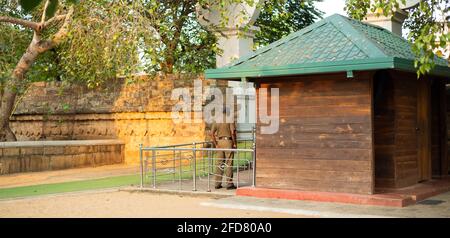 Anuradhapura, Sri Lanka - 03 31 2021: Poste de contrôle de la police à l'intérieur des prsouris de Jaya Sri Maha Bodhi. Garde vérifiant soigneusement les dévotés arrivant, sécurité Banque D'Images