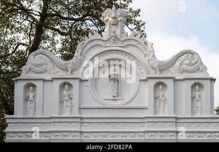 Theri Sangamitta voyageant avec la branche sud droite du Bodhi-Tree de Gaya dans un vase doré. Statues d'entrée dans le Sacré Jaya Sri Maha Bodhi in Banque D'Images