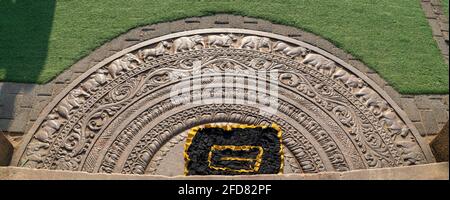 Motif pierre de pierre de lune sculptée dans le Royaume de l'ère Anuradhapura à l'entrée de Jaya Sri Maha Bodhi. Banque D'Images