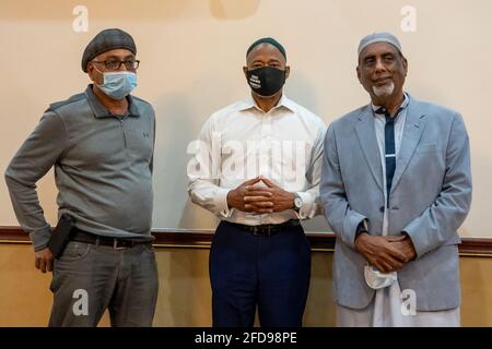 Mahmud Ishmael, Eric Adams et Ray Rafeek assistent à la prière du vendredi à la mosquée Masjid AR-Rahman le 23 avril 2021 dans le quartier Queens Village du quartier Queens de New York. M. Eric Adams, président du quartier de Brooklyn et candidat à la mairie de New York, s'est joint aux musulmans adorateurs de la mosquée Masjid AR-Rahman pour le vendredi Maghrib (prière islamique au coucher du soleil) et le repas Iftar mangé par les musulmans après le coucher du soleil le 11ème jour du Ramadan. Le Ramadan est le neuvième mois du calendrier islamique, observé par les musulmans comme un mois de jeûne, de prière, de réflexion et de service communautaire Banque D'Images