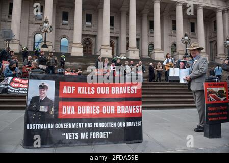 Melbourne, Australie. 24 avril 2021. Les membres du service et leurs amis, familles et partisans se réunissent à l'extérieur de la Chambre du Parlement pour exiger une commission royale sur le taux stupéfiant de suicides d'anciens combattants retournés. Credit: Jay Kogler/Alay Live News Banque D'Images