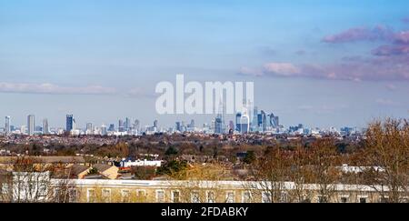 Londres, Royaume-Uni - 26 février 2021 : vue sur la ligne d'horizon de Londres depuis West Norwood Park Banque D'Images