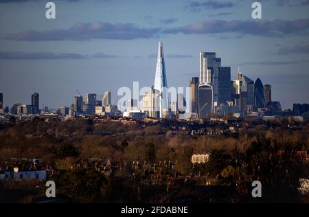 Londres, Royaume-Uni - 26 février 2021 : vue sur la ligne d'horizon de Londres depuis West Norwood Park Banque D'Images