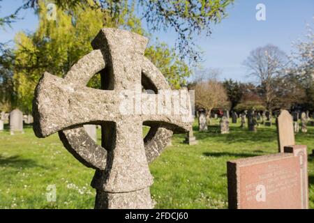 Gros plan de la sculpture funéraire chrétienne à North Sheen Cemetery, Mortlake, Londres, Angleterre, Royaume-Uni Banque D'Images