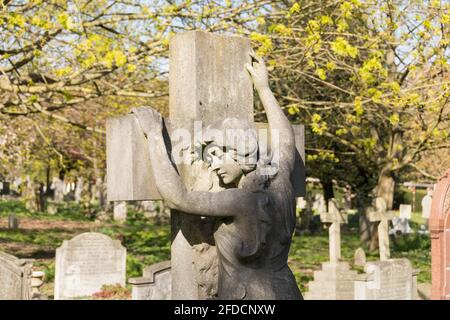 Gros plan de la sculpture funéraire féminine au cimetière de North Sheen, Mortlake, Londres, Royaume-Uni Banque D'Images