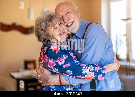 Happy senior couple at home Banque D'Images