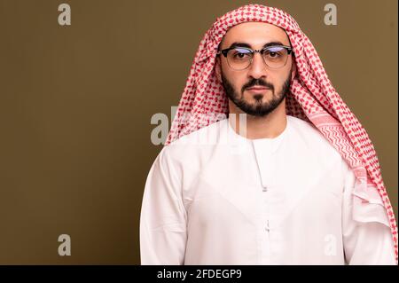 Homme musulman. Portrait d'un jeune arabe en robe traditionnelle. Banque D'Images