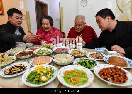 (210424) -- TAIYUAN, 24 avril 2021 (Xinhua) -- Zhang Lianggui (2e R) dines avec sa famille dans la province du Shanxi au nord de la Chine, 22 avril 2021. Zhang Lianggui, son fils Zhang Hai et son petit-fils Zhang Shiqi avaient tous travaillé comme mineurs de charbon. L'histoire de cette famille de mineurs de charbon sur trois générations illustre l'essor de l'industrie minière chinoise, de l'activité humaine à celle de la technologie. Près de 90 ans, Zhang Lianggui est un mineur à charbon à la retraite. Recruté en 1954, il rappelle les conditions de travail difficiles des mineurs de charbon de nos jours, dont beaucoup ont dû se pencher en étroit, l Banque D'Images