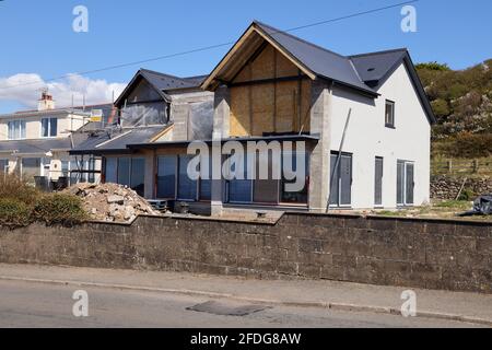 Un nouveau bâtiment en cours de construction sur le site d'une ancienne parcelle de bungalow le long de la route principale dans la zone de quiete d'Ogmore par la mer . Banque D'Images