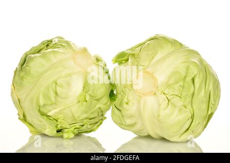 Deux têtes de chou parfumées vert vif, gros plan, sur fond blanc. Banque D'Images