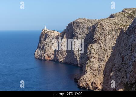 Phare sur les falaises de Cap Formentor menant vers l'océan, Majorque, Espagne Banque D'Images