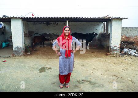 portrait d'une femme rurale indienne travaillant dans leur maison. Banque D'Images