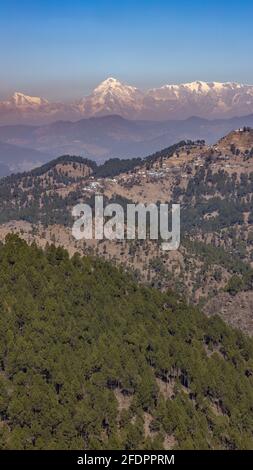 Vue sur le pic de Nanda Devi sur l'Himalaya plage avec montagnes avec arbres au premier plan Banque D'Images