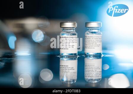 San Sebastian, Gipuzkoa, Espagne; 24 avril 2021. Deux flacons de vaccin Covid-19 Pfizer avec logotype pour injecter des professionnels de la santé et des personnes à risque sur t Banque D'Images