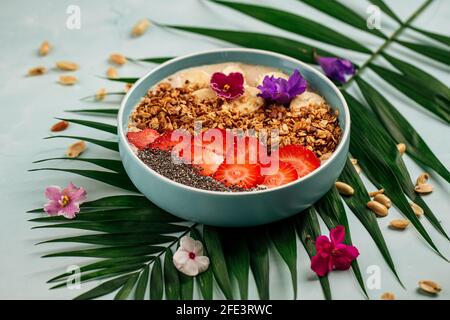Yaourt à la granola avec graines de chia et fraises Banque D'Images