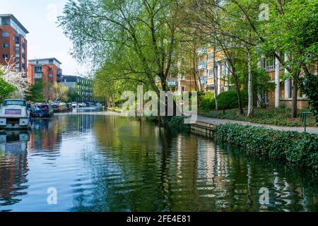 LONDRES, Royaume-Uni - 21 AVRIL 2021 : bateaux à rames et bateaux de plaisance amarrés sur le canal de Grand Union à Little Venice, Maida Vale à l'ouest de Londres Banque D'Images