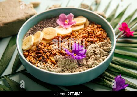 Bol à smoothie avec graines de bananes et granola de la halva Banque D'Images