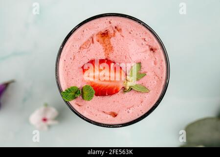 Verre de smoothie aux fraises Banque D'Images