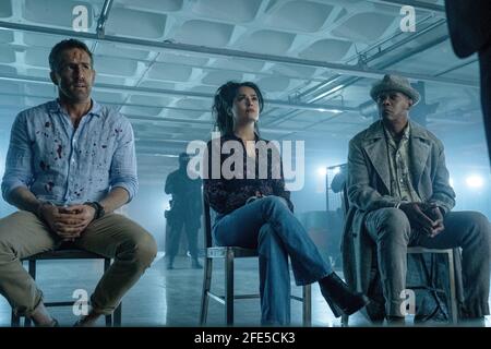 SALMA HAYEK, SAMUEL L. JACKSON ET RYAN REYNOLDS DANS LE BODYGUARD DE L'ÉPOUSE DE HITMAN (2021), DIRIGÉ PAR PATRICK HUGHES. Crédit : Millennium Media / Album Banque D'Images