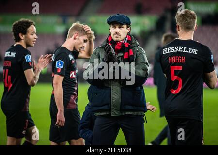 Herning, Danemark. 22 avril 2021. Erik Sviatchenko du FC Midtjylland célèbre la victoire avec les fans après le match 3F Superliga entre le FC Midtjylland et le FC Copenhagen au MCH Arena de Herning. (Crédit photo: Gonzales photo - Morten Kjaer). Banque D'Images