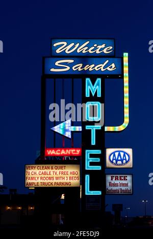 Panneau lumineux au néon pour le White Sands Motel à Alamogordo, Nouveau-Mexique, États-Unis Banque D'Images