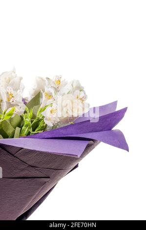 Bouquet de fleurs dans un emballage violet gros plan. Roses blanches et alstroemeria blanche dans un luxueux bouquet. Banque D'Images