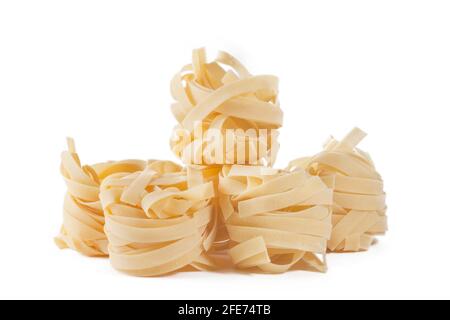 Type de pâtes italiennes : fettuccine. Fettuccine sur fond blanc. Banque D'Images