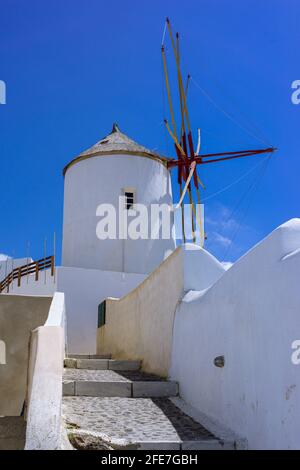 Un moulin à vent à Oia sur l'île grecque de Santorini Grèce, par une journée ensoleillée avec un ciel bleu profond. Banque D'Images