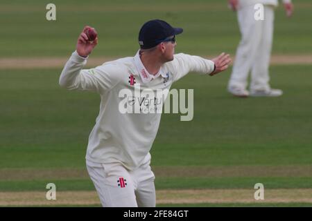 Chester le Street, Angleterre, le 24 avril 2021. Alex Lees de Durham CCC lance la balle de cricket après l'avoir lancée lors de leur match LV= Insurance County Championship contre le Derbyshire CCC au Riverside Ground Chester le Street. Crédit : Colin Edwards/Alay Live News. Banque D'Images