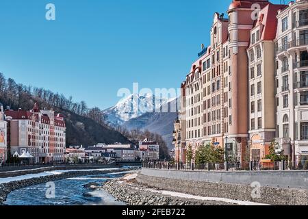 Sotchi, Russie - 4 mars 2020 : station de ski Rosa Khutor. Le paysage de Mzymta River Spring Banque D'Images