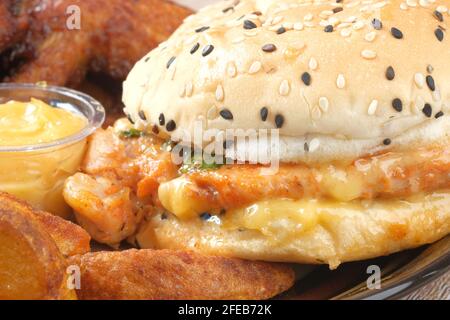 concept de la malbouffe avec des côtelettes de hamburger et de pommes de terre sur l'assiette Banque D'Images