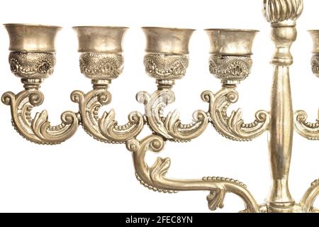 Un chandelier en métal, Hanukkah, gros plan, pour la fête de Hanukkah, isolé sur blanc. Banque D'Images