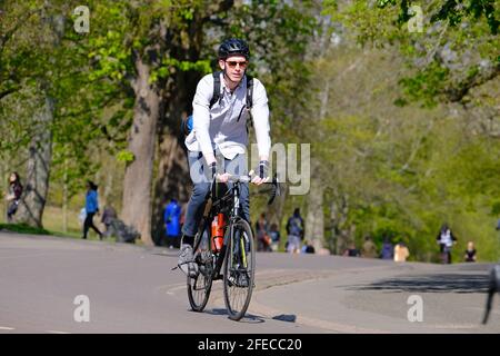 Londres, Royaume-Uni. 24 avril 2021. Greenwich Park Londres 24 avril 2020 les visiteurs de Greenwich Park profitent d'une belle journée de printemps chaude et profitent du soleil où les températures sont fixées pour atteindre un sommet de 17c crédit : MARTIN DALTON/Alay Live News Banque D'Images