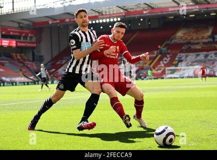 Federico Fernandez (à gauche) de Newcastle United et Andrew Robertson (à droite) de Liverpool se battent pour le ballon lors du match de la Premier League à Anfield, Liverpool. Date de la photo: Samedi 24 avril 2021. Banque D'Images