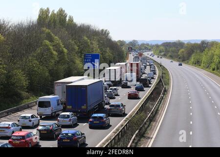 Stroud, Royaume-Uni, 24 avril 2021. Météo Royaume-Uni. Après un après-midi chaud, les voyageurs sont pris dans de longs dégringodos sur l'autoroute M5 près de Stroud après un accident plus tôt aujourd'hui. Gloucestershire. Credit: Gary Learmonth / Alamy Live News Banque D'Images