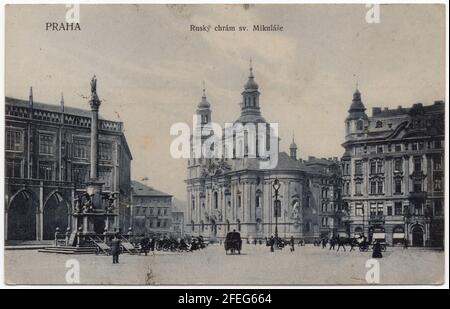 L'église Saint-Nicolas (Kostel svatého Mikuláše) et la colonne Mariale (Mariánský sloup) de la place de la Vieille ville de Prague, Autriche-Hongrie, représentées dans la carte postale ancienne datant de 1910. L'église Saint-Nicolas est décrite comme l'église russe de Saint-Nicolas (Ruský chrám sv. Mikuláše) parce qu'il a été utilisé par la communauté orthodoxe russe avant la première Guerre mondiale. Courtoisie de la collection de cartes postales Azoor. Banque D'Images