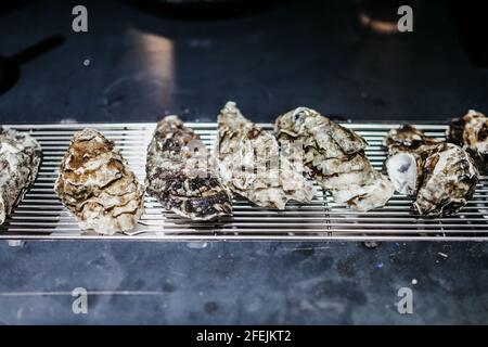 Gros plan de coquilles d'huîtres ouvertes Banque D'Images