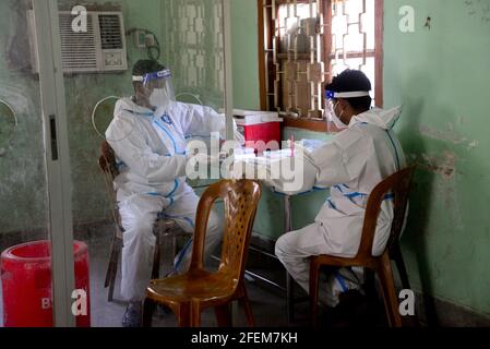 Dhaka, Bangladesh. 24 avril 2021. Le 19 avril 2021, le travailleur de la santé attend de recueillir un échantillon d'écouvillonnage nasal auprès d'un résident pour tester le coronavirus COVID-024 à l'hôpital universitaire de Bangabandhu Sheikh Mujib, à Dhaka, au Bangladesh. Credit: Mamunur Rashid/Alamy Live News Banque D'Images