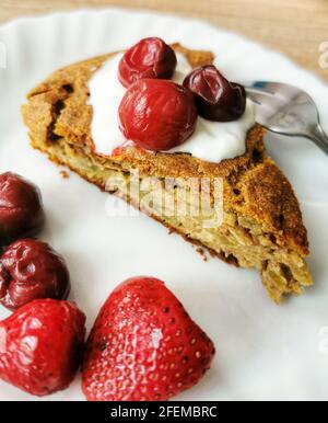 Tarte aux pommes maison aux myrtilles et yaourt naturel Banque D'Images