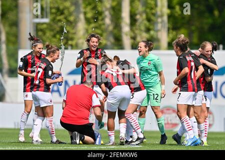 Mialn, Italie. 24 avril 2021. Milan fêtez la victoire après le match de deuxième jambe des demi-finales de la coupe italienne entre l'AC Milan et le FC Internazionale au centre sportif de Vismara (Milan), Italie Credit: SPP Sport Press photo. /Alamy Live News Banque D'Images